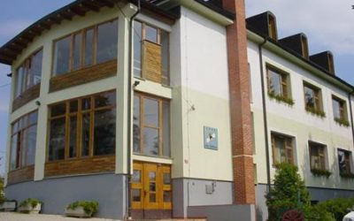 Prihod učencev 1. in 2. razreda v dom Čebelica